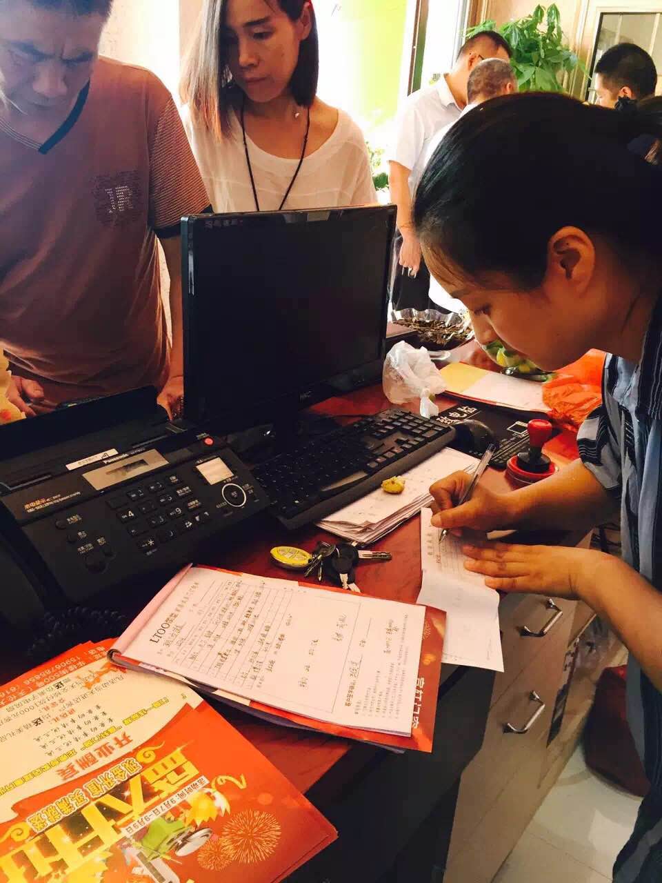 秋風送爽，也送來了收獲的喜悅，富軒門窗龍泉專賣店開業(yè)典禮于9月7日完滿成功，一天簽下25張訂單，可喜可賀，借此機會感謝新老客戶對富軒門窗的支持與厚愛，我們會繼續(xù)努力的！ 