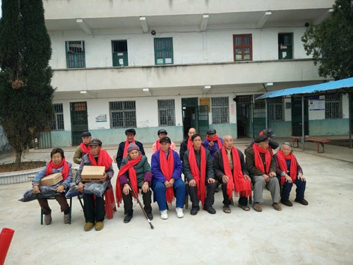 富軒門(mén)窗郴州專(zhuān)賣(mài)店慈善行：贈(zèng)人玫瑰，手有余香